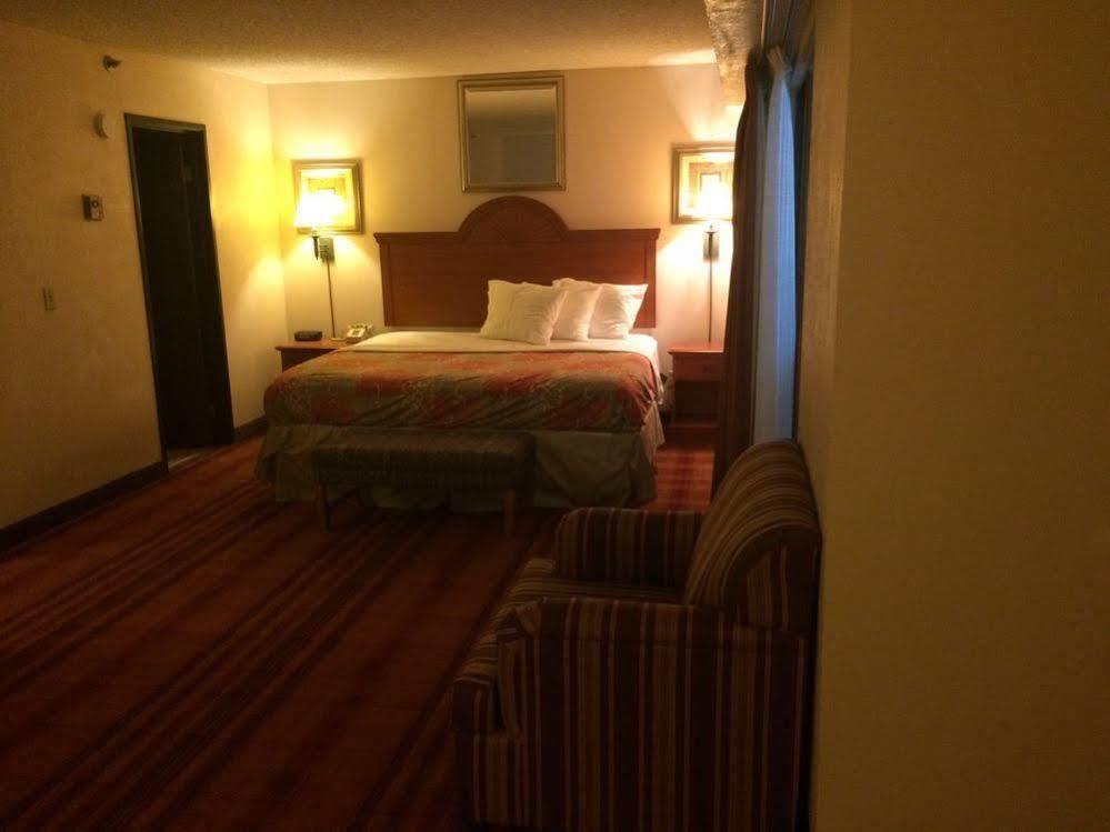 Plaza Hotel And Suites Pine Bluff Esterno foto
